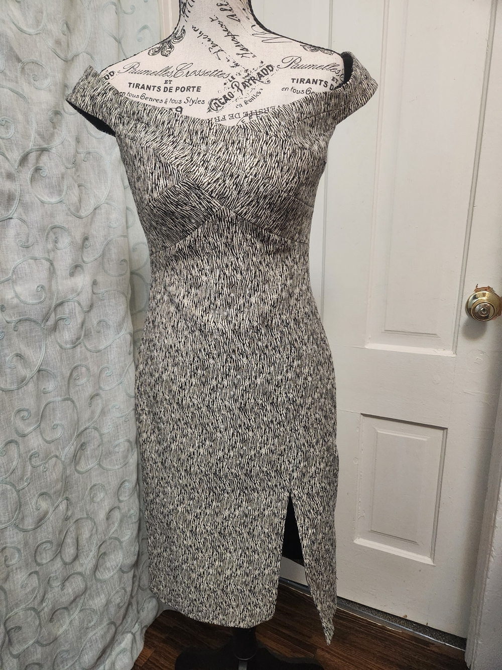 Nicole Miller Collection Cream, Gold, Black,Shimmery Romantic Dress Sz 8 NWOT